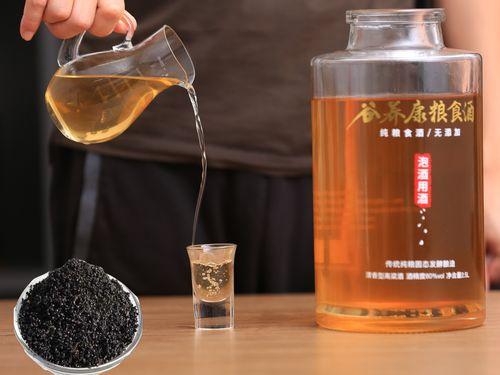 蛇泡酒两年后咬死人视频,两年后饮用者不幸丧命，警示酒水安全不容忽视”